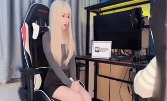 Gái xinh học làm streamer thì đầu tiên phải biết thổi kèn